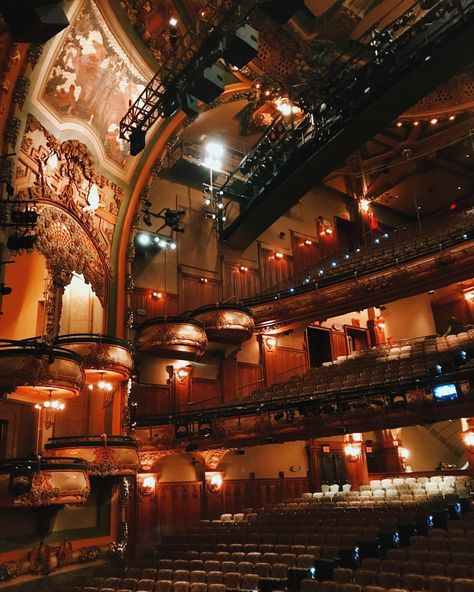 624 Likes, 7 Comments - Teale Dvornik (@thebackstageblonde) on Instagram: “this theatre has my heart.” Musical Theatre Aesthetic, Theatre Academia, Theatre Aesthetic, Theatre Life, Broadway Theatre, Music Theater, Broadway Musicals, Music Design, Theatre Kid