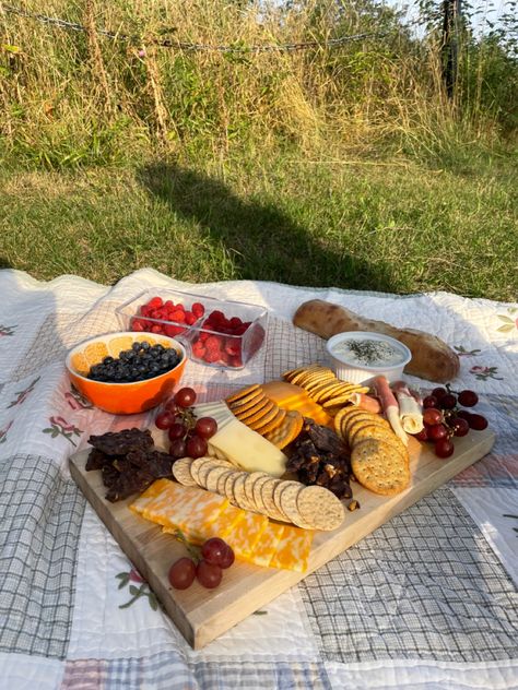 Charcuterie Board Picnic Ideas, Picnic Board Ideas, Cheese Board Picnic, Picnic In Woods, Charcuterie Board Picnic, Picnic Cheese Board, Picnic Charcuterie Board, Charcuterie Board Aesthetic, Picnic Board