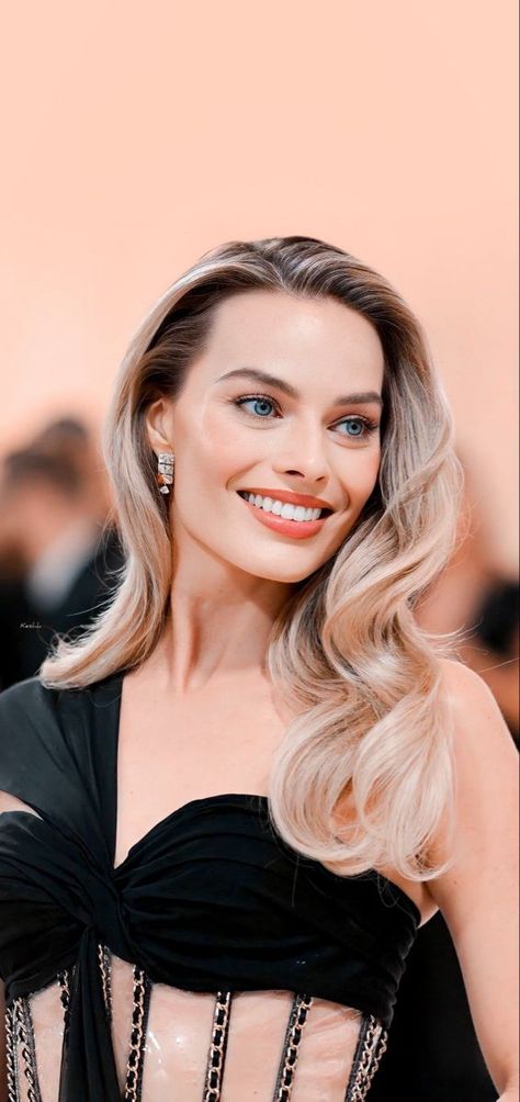 Margot Robbie Hair, Celebrities Hairstyles, Margot Robbie Style, Barbie Pictures, Margot Robbie Harley Quinn, Bad Makeup, Hollywood Waves, Voluminous Curls, Female Celebrities