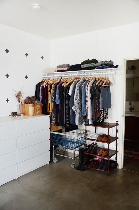 9 Ways to Organize a Bedroom With No Closets | Apartment Therapy Small Space Wardrobe, Små Rum Lidt Plads, Bilik Idaman, No Closet Solutions, Open Closet, Small Closets, Apartment Organization, No Closet, Small Closet