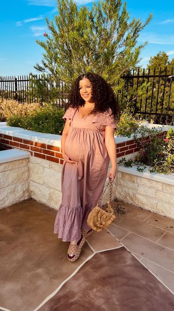 Cute Pregnant Outfits, Maternity Gown Styles, Stylish Pregnancy Outfits, Pregnancy Gown, Pregnacy Fashion, Elegant Maternity Dresses, Babyboo Fashion, Prego Outfits, Pregnant Outfits