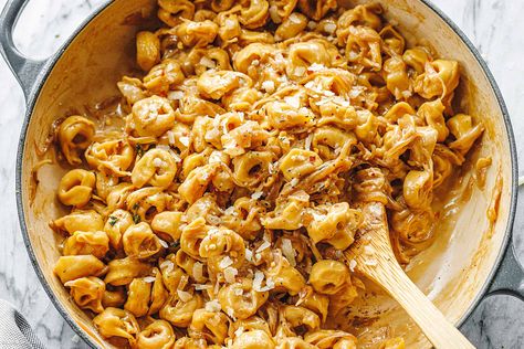 Creamy French Onion Tortellini Recipe – One-Pot French Onion Pasta Recipe — Eatwell101 Tortellini Sauce, Creamy Chicken Pasta Recipes, Tortellini Recipe, Creamy Parmesan Sauce, Creamy Chicken Pasta, Tortellini Recipes, Creamy Chicken Soup, Tortellini Pasta, Supper Ideas