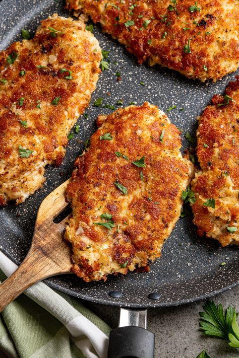 Golden Parmesan Crusted Chicken - tender chicken cutlets coated in parmesan, breadcrumbs, seasoning, and pan-fried until perfectly golden. #slimmingeats #weightwatchers #chicken #parmesan #cutlets Easy Tomato Pasta Sauce, Parmesan Crusted Chicken Breast, Fried Chicken Cutlets, Crusted Chicken Recipes, Crusted Chicken Tenders, Chicken Cutlet Recipes, Breaded Chicken Cutlets, Cutlets Recipes, Pan Seared Chicken