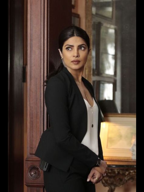 Quantico Priyanka Chopra, Baywatch Movie, Beach Friends, Men Stylish Dress, Popular Shows, Nick Jonas, Female Friends, About Time Movie, Priyanka Chopra