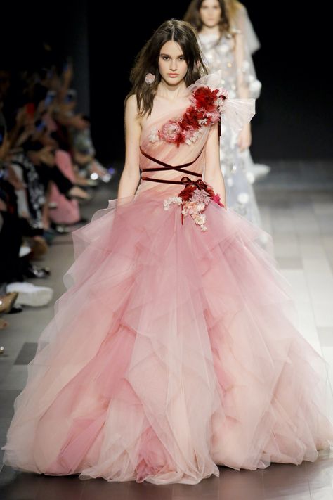 Marchesa Spring 2018 Ready-to-Wear  Fashion Show Collection Marchesa Spring, Gaun Fashion, Pink Gown, 2018 Fashion, Mauve Color, Couture Gowns, Gorgeous Gowns, Marchesa, Looks Style