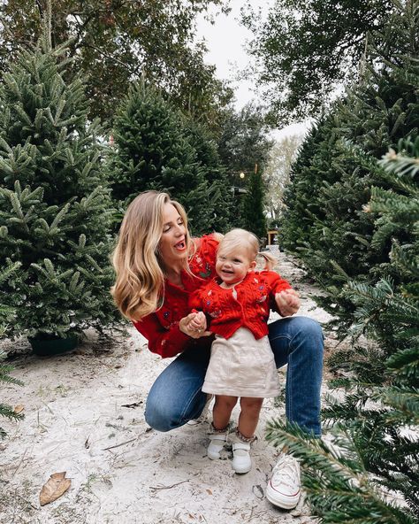 Daily Look 12.25.20 - Julia Berolzheimer Toddler Christmas Photos, Disney Christmas Outfits, Julia Berolzheimer, Daughter Christmas, Christmas Family Photos, Mother Jeans, Mom Christmas, Mom And Daughter, Christmas Photoshoot