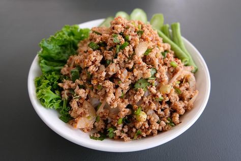 Thai Minced Pork Salad Recipe (Laab Moo): A Refreshing Thai Salad Thai Minced Pork, Larb Moo, Pork Salad Recipes, Salad Asian, Thai Salad, Green Papaya Salad, Pork Salad, Minced Pork, Thai Salads