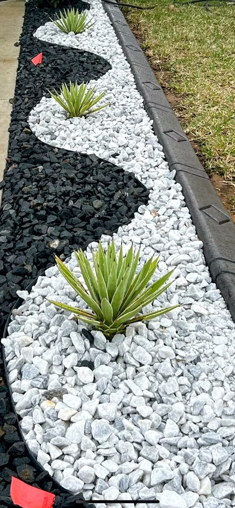 Garden Design Side Of House, Aesthetic Yard Ideas, Front Yard Landscaping With River Rocks, Simple Front House Landscaping, Simple Rock Garden Ideas, White And Black Rocks Landscaping Ideas, Lava Rocks Landscaping Front Yards, Gravel Side Of House, Black Yard Ideas