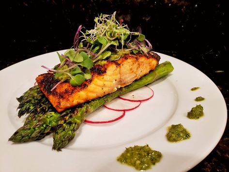 Plating Salmon Presentation, Main Course Dishes Plating, Salmon Garnish Ideas, Gourmet Salmon Plating, Grilled Salmon Plating, Plating Salmon, Salmon Fine Dining, Salmon Plating, Fish Plating