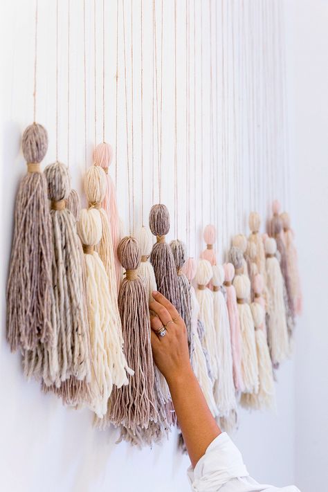 This DIY Tassel Hanging Will Transform Your Wall on the Cheap Tassel Wall Hang, Yarn Wall Art, Diy Wand, Diy Simple, Diy Tassel, Pom Pom Garland, Creative Wall, Yarn Diy, Décor Diy