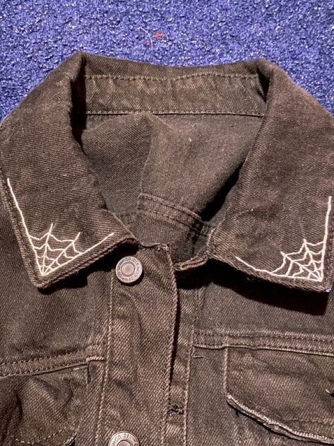 Battle Vest Embroidery, Embroidery Designs For Jacket, Emo Denim Jacket, Customized Jackets Ideas, Battle Jacket Embroidery, Goth Jean Jacket, Patch For Jacket, Battle Jacket Outfit, Embroidery On Jacket