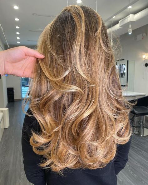 Blonde Highlights To Show Hairdresser, Brown To Honey Blonde Balayage, Honey Blonde Shadow Root, Blonde Hair With Brunette Highlights, Carmel Blonde, Honey Blond, Honey Hair Color, Summer Blonde Hair, Going Blonde