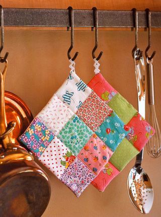 Quilted Potholders, Scrap Fabric Projects, Potholder Patterns, Sew Ins, Costura Diy, Scrap Material, Fabric Bunting, Small Sewing Projects, Sewing Projects For Beginners