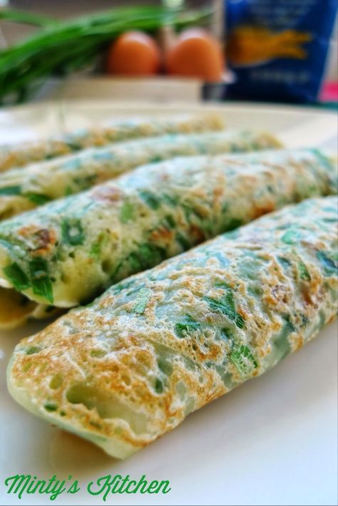 Chinese Chives Pancake Chives Pancake, Asian Pancakes, Hakka Recipe, Chinese Pancake, Chinese Garlic, Chives Recipe, Chinese Chives, Dim Sum Recipes, Chinese Snacks