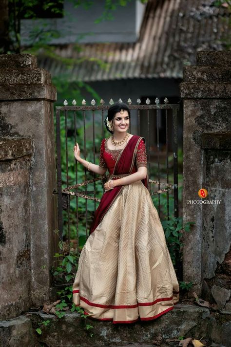 Langa Dhavani Blouse Designs, Half Saree Traditional Kerala, Dawani Designs For Wedding, Langa Dhawani Designs, Engagement Outfit Kerala, Traditional Dresses For Engagement, Lehanga Designs Traditional, Kerala Wedding Lehenga, Lehanga Kerala Style