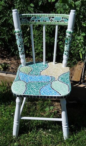 Making a mosaic chair is an easy way to give an old chair a new lease on life. A Great weekend mosaic craft project! Mosaic Chair, Old Wooden Chairs, Mosaic Furniture, Mosaic Vase, Mosaic Supplies, Mosaic Ideas, Diy Things, Old Chairs, Mosaic Artwork