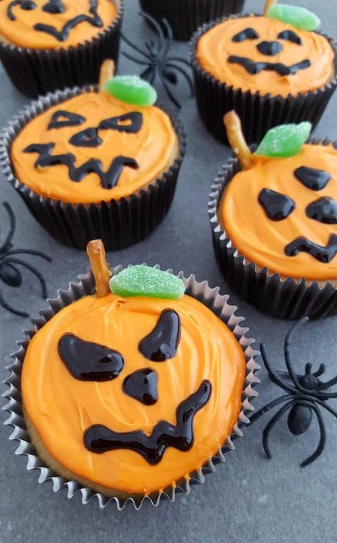 20 Easy Halloween Cupcakes Anyone Can Make Muffin Halloween, Halloween Food Cupcakes, Postres Halloween, Kids Halloween Food, Halloween City, Halloween Fest, Kid Cupcakes, Monster Cupcakes, Halloween Food Treats