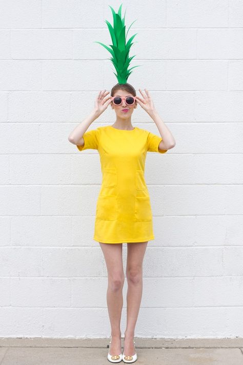 @Lauren Ruple @Theresa Riley why weren't we all pineapples for our events! Haha so simple but cute!! Diy Pineapple Costume, Diy Fruit Costume, Work Appropriate Costumes, Costumes Faciles, Last Minute Kostüm, Diy Fantasia, Food Halloween Costumes, Pineapple Costume, Costumes For Work