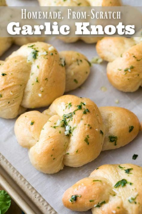 Homemade, from-scratch GARLIC KNOTS! Simple and delicious! #breadrecipe #garlicknots via @sugarspunrun Garlic Knots Recipe, Homemade Garlic Bread, Garlic Knots, Garlic Bread Recipe, Bread Machine Recipes, Monkey Bread, Recipe From Scratch, Bread Recipes Homemade, Bread Rolls