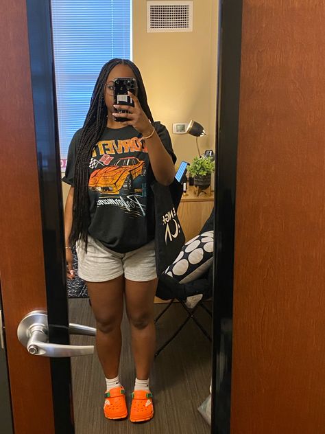 Crocs And Sweatpants Outfit, Outfits That Go With Crocs, Sweatshorts Outfit Black Women, Black Sweatshorts Outfit, Orange Crocs Outfit, Orange Graphic Tee Outfit, Shein College Outfits, Crocs Outfit Black Women, Crocs Summer Outfits