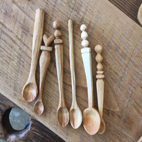 Whittled Spoon, Wooden Spoon Design, Woodcarving Ideas, Wood Carving Spoon, Wooden Spoon Handle Designs, Woodcarving Long Handle Spoon To Eat With, Wooden Spoon Carving, Woodcarving Long Handle Spoon, Whittling Projects