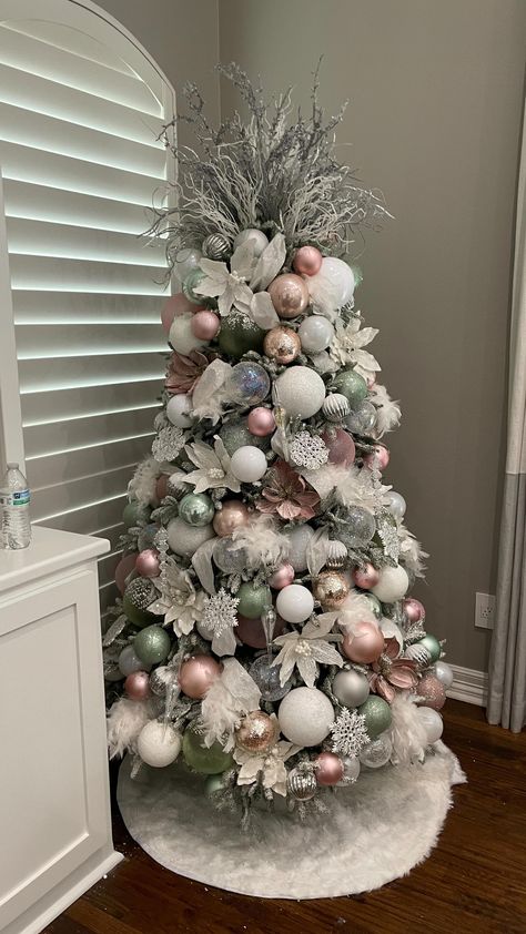 Pink Christmas Tree Decorations, White Xmas Tree, Blue Christmas Tree Decorations, White Christmas Tree Decorations, Christmas Tree Inspo, Christmas Decorations Cheap, Christmas Tree Decorating Themes, Christmas Tray, Blue Christmas Tree