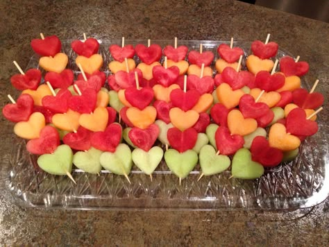 Watermelon, Cantaloupe and Honeydew heart fruit skewers. Take a heart cookie cutter- make your hearts then skewer them on. Super easy and so adorable! Perfect for Valentines school parties! ❤️ Watermelon And Cantaloupe Tray, Watermelon Hearts, Honeydew Smoothie, Fruit Kabobs Kids, Watermelon Cookies, Heart Shaped Food, Valentines Snacks, Heart Fruit, Healthy Valentines