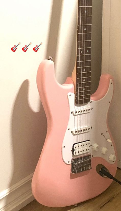 Cute Guitars Acoustic, Cute Guitars, Eletric Gutair, Pink Electric Guitar, Gitar Vintage, Cute Guitar, Squier Stratocaster, Pink Guitar, Electric Guitar Design