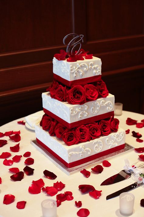 Three-tier square cake with fondant design and red rose accents | villasiena.cc Three Tier Anniversary Cake, Square Wedding Cakes Rustic, Tuscan Style Villa, Square Wedding Cake, Rose Wedding Cake, Villa Siena, Red And White Weddings, Square Wedding Cakes, Wedding Cake Roses