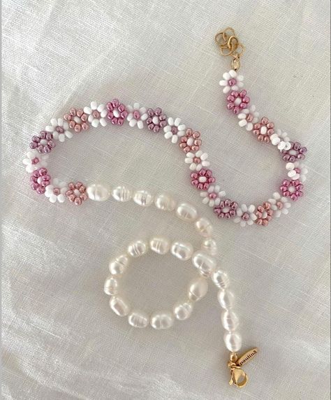 Beading Trends 2023, Pink Beaded Necklace Aesthetic, Aesthetic Seed Bead Jewelry, Bead Projects Ideas, Pulseras Kandi, قلادات متدلية, Pearl Beading, Indie Jewelry, Beaded Necklace Diy