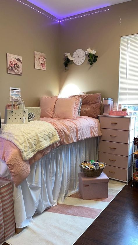 Dorm Rooms and Beyond | I get so excited this time of the year to see all the beautiful dorm transformations | Facebook Dorm Room Roommate Ideas, Small Dorm Room Ideas Layout, Cute Dorm Ideas, Dorm Room Ideas For Girls, Luxury Dorm Room, Pretty Dorm Room, Pink Dorm Rooms, College Dorm Room Inspiration, Small Dorm Room