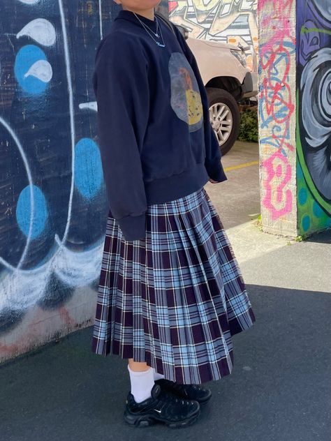 #outfits #winteroutfits #kilts #fashion #aesthetic Weird Girl Aesthetic Outfits, Maximalism Fashion, Kilt Outfits, Streetwear Outfit Ideas, University Outfit, Maxi Skirt Outfits, Fashion Aesthetic, Mode Vintage, Colourful Outfits