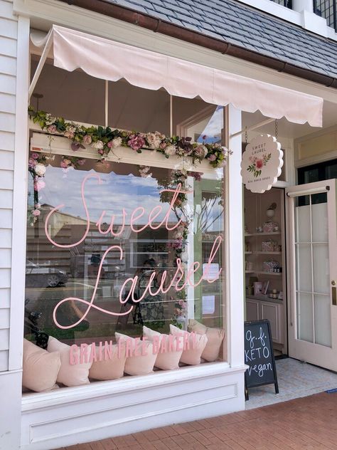 Sweet Shop Exterior, Small Cake Shop Ideas, Cake Shop Decor, Sweet Bakery Shop, Sweet Cafe Design, Cake Store Design Bakery Shops, Bake Shop Interior Design, Cake Shop Ideas Design, Mini Cake Shop Design