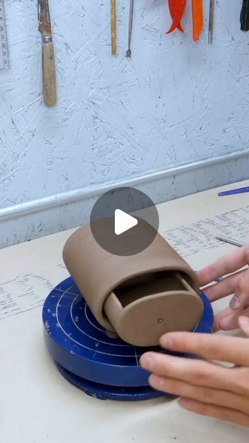 Art Clay Ideas, Ceramic Ideas Pottery, Lidded Jars Pottery, Ashtray Pottery, Hand Built Clay, Beginners Ceramics, Ceramics Diy, Ceramics Videos, Ceramica Ideas