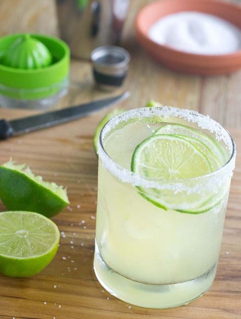 Best Classic Margarita Recipe - Yup. I said it. It's the best Margarita recipe out there. What makes it so good? It's mine! Cocktail Margarita, Easy Margarita Recipe, Best Margarita Recipe, Classic Margarita Recipe, Traditional Margarita, Easy Margarita, Lime Margarita, Classic Margarita, Margarita Recipe