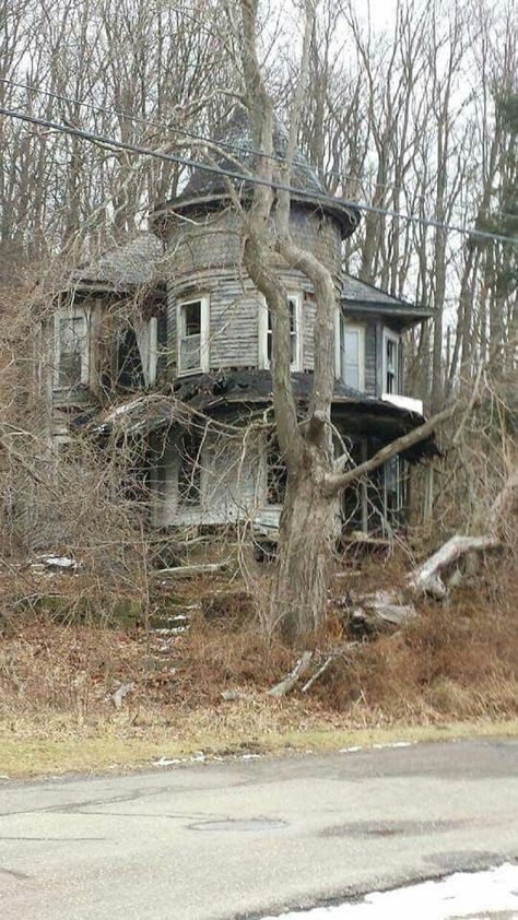 Spooky Houses, Deserted Places, Creepy Old Houses, Old Abandoned Buildings, Abandoned Homes, Abandoned Property, Creepy Houses, Abandoned Mansion, Old Abandoned Houses