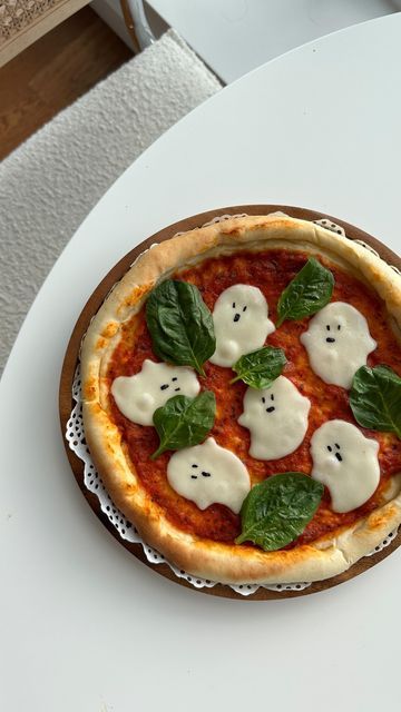 Pizza With Vegetables, Pizza Decoration Ideas, Halloween Pizza Night, Halloween Shaped Pizza, Ghost Shaped Pizza, Halloween Pizza Shapes, Ghost Pizza Halloween, Cute Pizzas, Cute Pizza Ideas