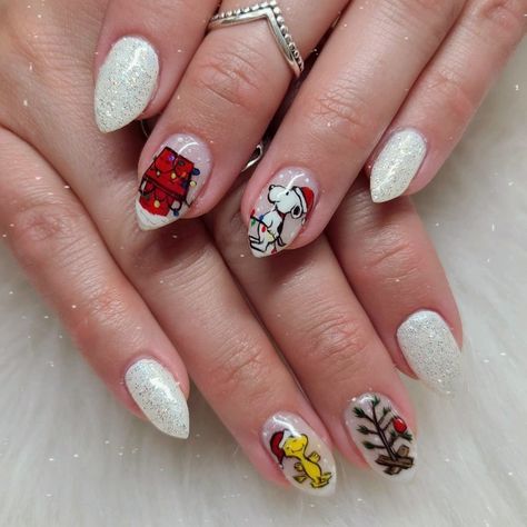 Inspiration Charlie Brown Nails Christmas, Christmas Nails Snoopy, Peanuts Christmas Nails, Charlie Brown Thanksgiving Nails, Character Christmas Nails, Home Alone Nails, Funny Christmas Nails, Christmas Snoopy Nails, Snoopy Nails Christmas