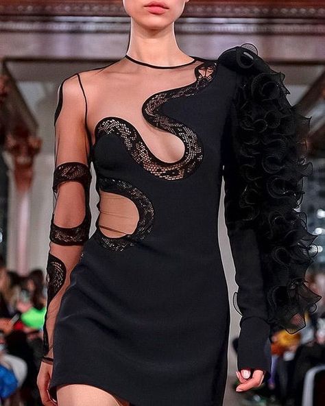 Snake Fashion Runway, Snake Fashion Design, Snake Inspired Dress, Snake Inspired Fashion, Snake Outfit, Snake Clothing, Snake Clothes, Snake Fashion, Snake Dress