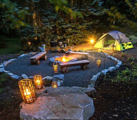 Camp Fire Decorations, Backyard Campsite Ideas, Campsite Landscaping, Backyard Campsite, Campground Design, Firepit Deck, Outdoor Fire Pit Seating, Outdoor Restaurant Design, Glamping Resorts