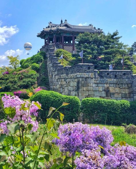 Just one hour away from Seoul, Hwaseong Fortress in Suwon is the perfect place for a day out of Seoul! Who agrees?⠀ ⠀ Credits to… Suwon, Nature, Visiting Korea, Hwaseong Fortress, Ancient Korea, Story Aesthetic, Korean Wave, Watch Tower, Seoul Korea