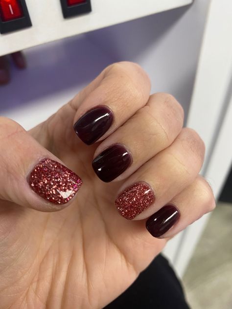 Dark Gel Manicure Ideas, Gel Nails Wine Color, Fall Nail Foil Designs Ideas, Maroon And Glitter Nails, Nails Short Fall Colors, Fall Nails Dipping Powder, Burgundy Nails With Sparkle, Nail Colors For October, Sparkly Fall Nails Acrylic