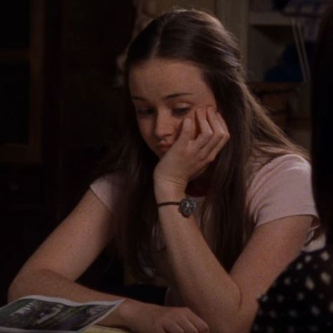 Gilmore Girls Pfp, Christmas Profile Pics Aesthetic, Gilmore Girls Summer Aesthetic, Rory Gilmore Icon, Rory Aesthetic Icon, Rory Gilmore Summer, Rory Gilmore Pfp, Rory Gilmore Profile Pic, Rory Gilmore Playlist Cover