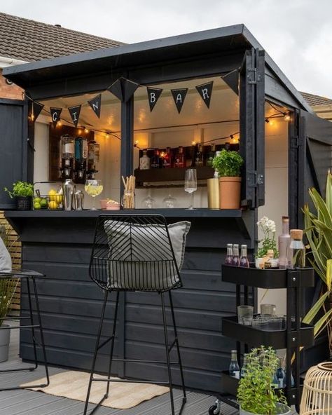 Shed Bar Ideas, Bar Outdoor Design, Garden Bar Ideas, Garden Bar Shed, Outdoor Garden Bar, Bar Shed, Bar Exterior, Outside Bars, Outdoor Patio Bar