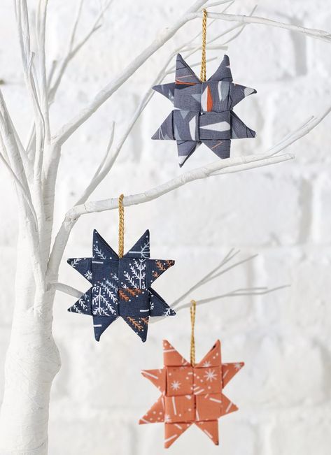 How to make origami stars from fabric scraps Christmas Sewing Ideas, Christmas Sewing Patterns, Christmas Decorations Sewing, Christmas Table Runner Pattern, Christmas Knitting Patterns Free, Origami Star, Fabric Origami, Christmas Sewing Projects, Folding Origami