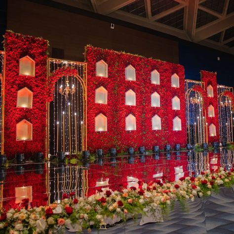 Indian Wedding Decor Inspiration, Red Reception Decorations, Wading Stage Decoration, Wading Decoration Ideas, Shadi Stage Decoration, Indian Wedding Backdrop Decorations, Stage Decorations Event Backdrops, Wedding Stage Indian, Red Backdrop Wedding