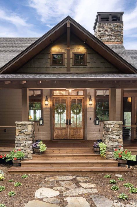 Rustic House Exterior, Craftsman Landscaping, Rustic Mountain Homes, Mountain Home Interiors, Mountain Dream Homes, Mountain Home Exterior, Rustic Lake Houses, Lake Houses Exterior, Rustic Exterior