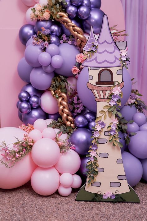 Tangled Outdoor Party, Rapanzul Birthday Party, Tangled Birthday Party Ideas Decor, Tangled Balloon Decoration, Rapunzel Tower Diy Cardboard Boxes, Repunzle Tower, Rapunzel Theme Decoration, Rapunzel Balloon Arch, Rapunzel 1st Birthday Party