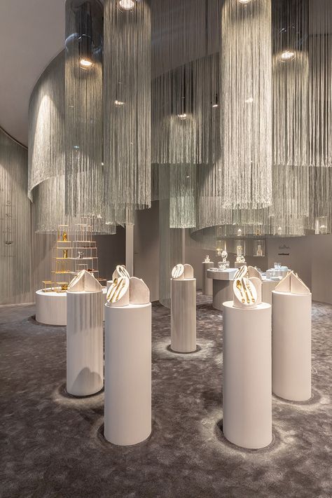 Luxury Retail Store, Jewelry Shop Display, Jewelry Store Interior, Luxury Jewelry Store, Jewelry Store Design, Jewellery Shop Design, Interior Design Presentation, Showroom Interior Design, Jewellery Showroom