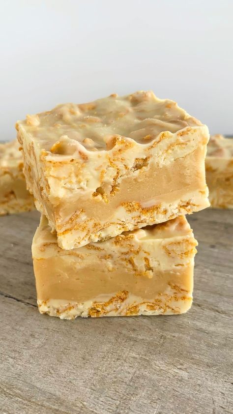 Fitwaffle Kitchen | Eloise | WHITE CHOCOLATE CARAMEL CORNFLAKE CRUNCH BARS 😍 These are so freakin’ delicious!! The crunchiness with the caramel fudge layer is just… | Instagram Holiday Cakes Christmas, Caramel Crunch, Caramel Fudge, Tray Bake Recipes, Candy Truffles, Sweet Treats Recipes, Holiday Cakes, Brownie Bar, Krispie Treats